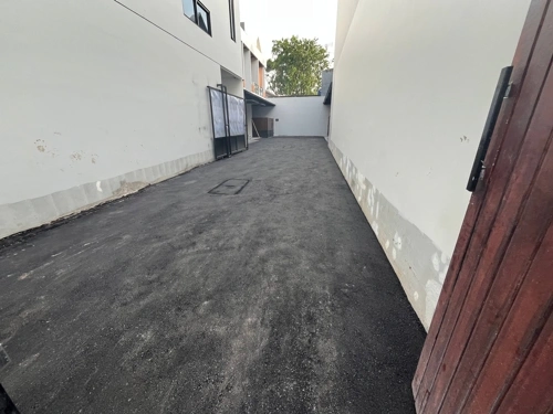 hasil akhir pengaspalan di jalan perumahan kawasan jakarta yang mulus dan rapi