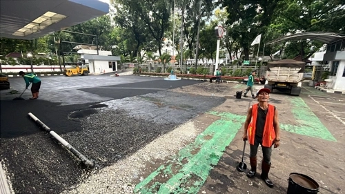 proyek pengaspalan di halaman perkantoran di daerah setiabudi jakarta