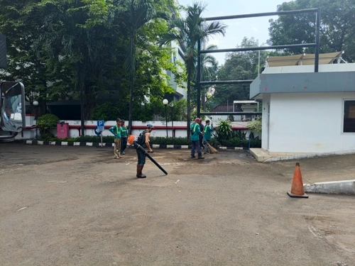 proses pembersihan lahan sebelum memulai proyek pengaspalan