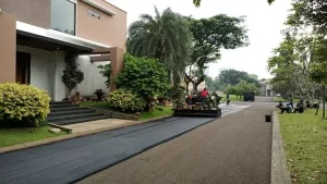 Jasa pengaspalan hotmix profesional untuk jalan, parkiran, dan area komersial dengan hasil berkualitas tinggi