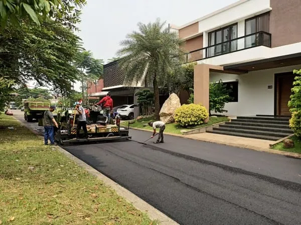 Hasil pengaspalan hotmix halus dan rata dengan ketebalan 5cm untuk jalan akses pabrik