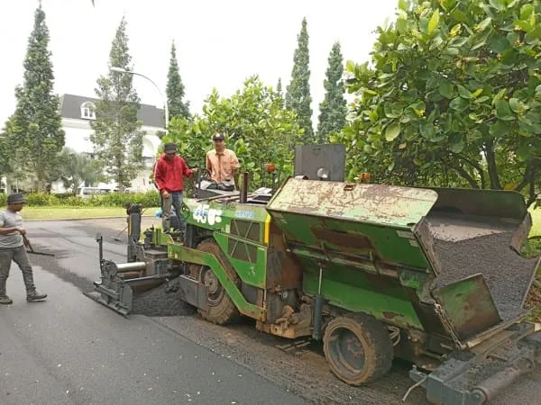 Perbandingan sebelum dan sesudah jasa pengaspalan area parkir 500 meter persegi di Tangerang